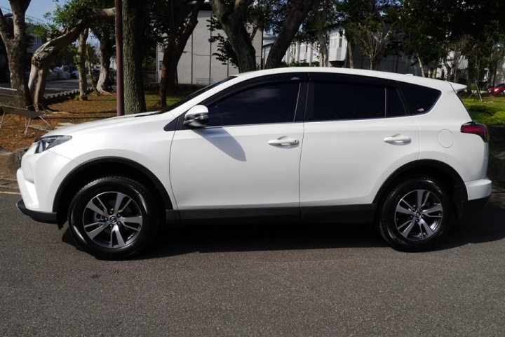 <<Star Wars>>我的第三台車~2016 New Rav4微開箱心得