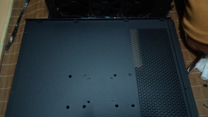 開箱 曜越 core p5 壁掛式