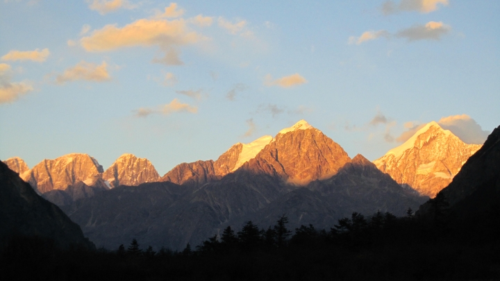 貢嘎雪山徒步