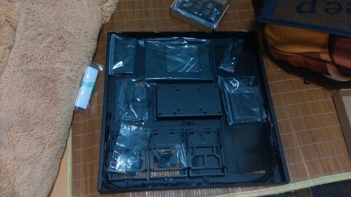 開箱 曜越 core p5 壁掛式