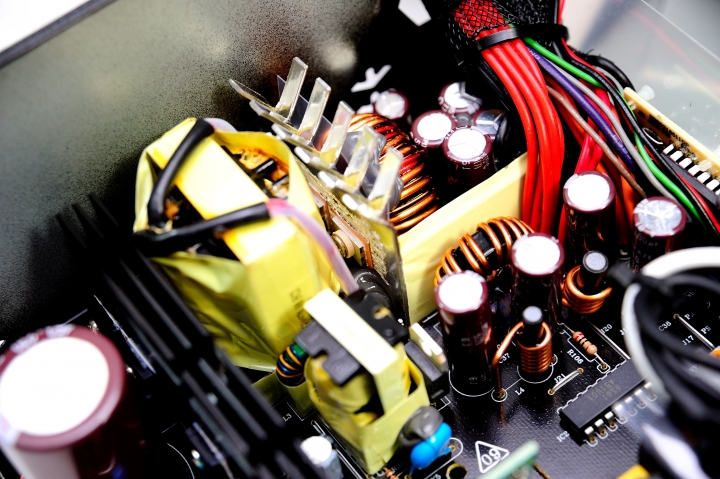 售價更加近人,全漢 AURUM V 金鈦極 V 550W 電源供應器開箱測試