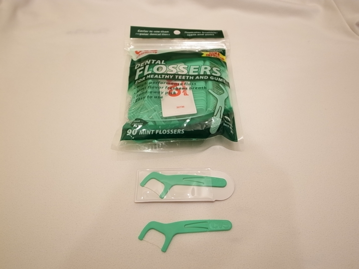 小小逸品,是每年我們一家要用掉3000根以上的重要家用品---牙線棒