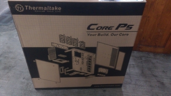 開箱 曜越 core p5 壁掛式