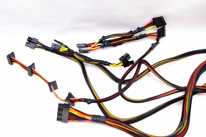 售價更加近人,全漢 AURUM V 金鈦極 V 550W 電源供應器開箱測試