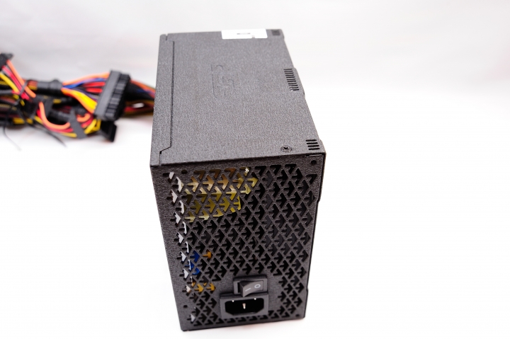 售價更加近人,全漢 AURUM V 金鈦極 V 550W 電源供應器開箱測試