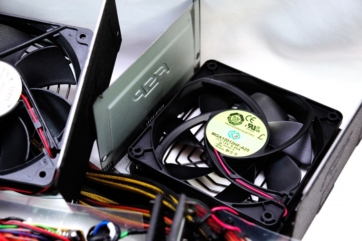 售價更加近人,全漢 AURUM V 金鈦極 V 550W 電源供應器開箱測試