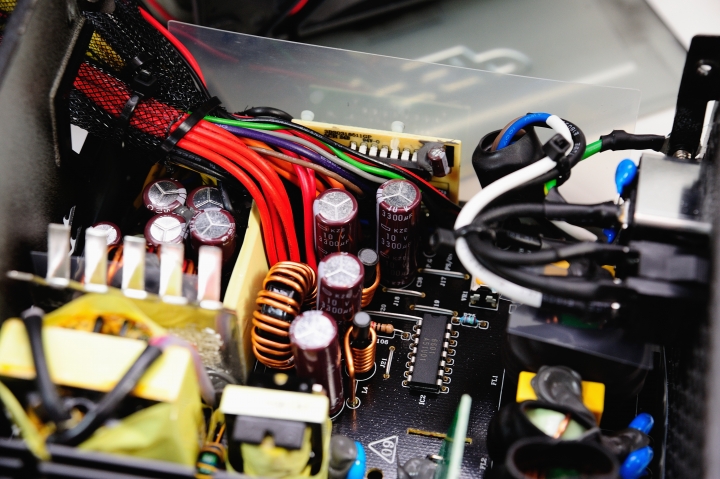 售價更加近人,全漢 AURUM V 金鈦極 V 550W 電源供應器開箱測試