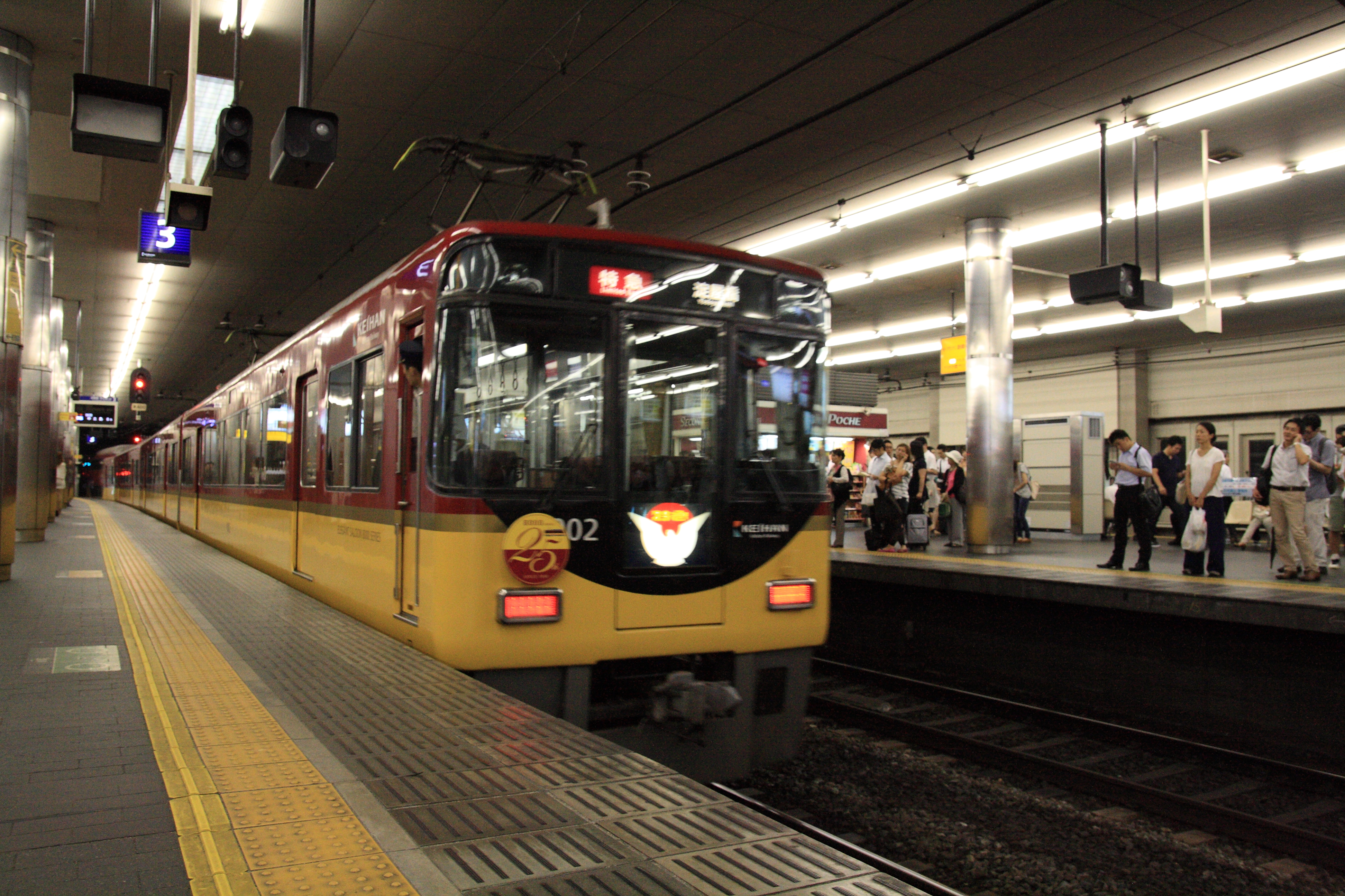 要拍攝光線不足的月台邊列車,機身要買7DII還是6D?