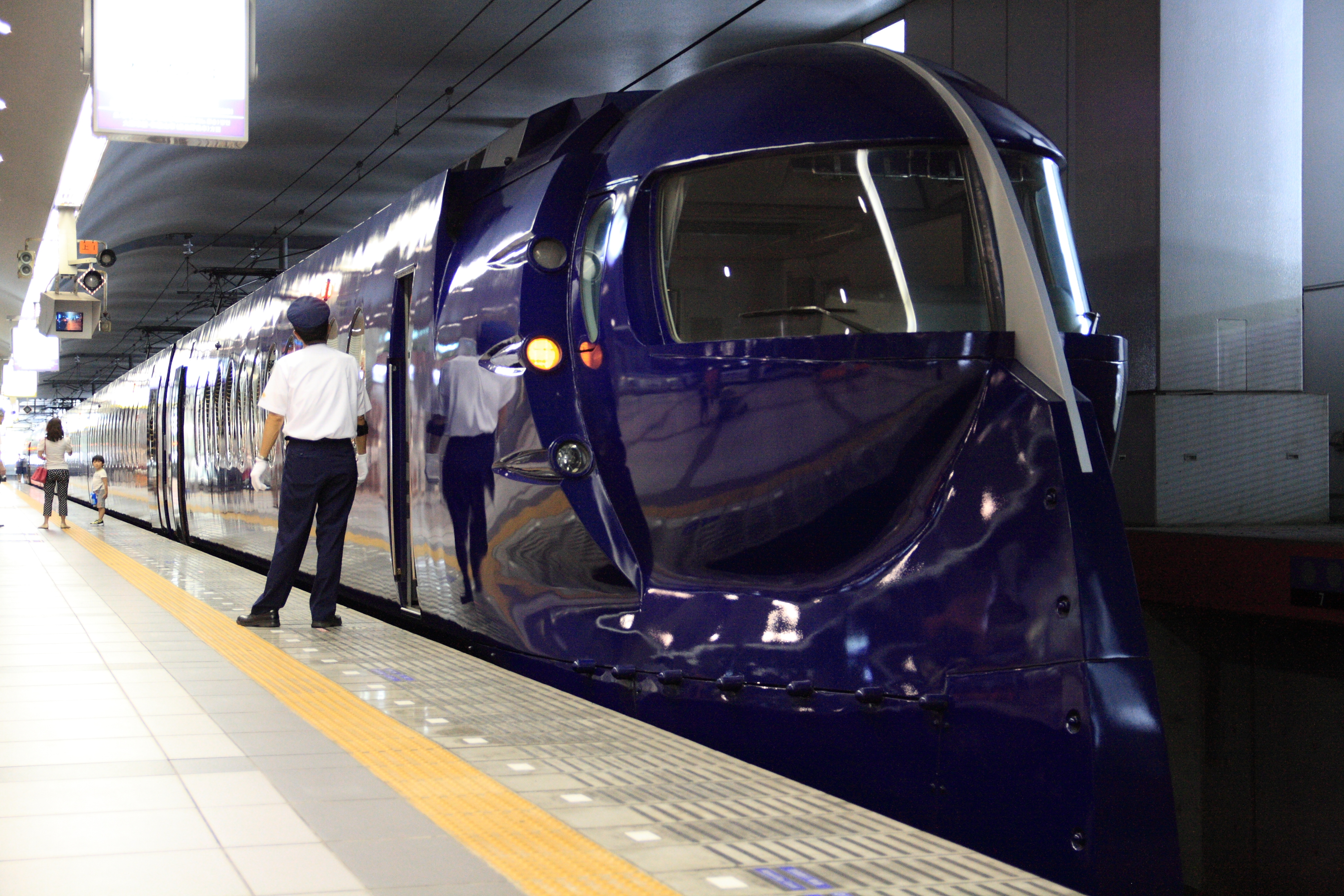 要拍攝光線不足的月台邊列車,機身要買7DII還是6D?