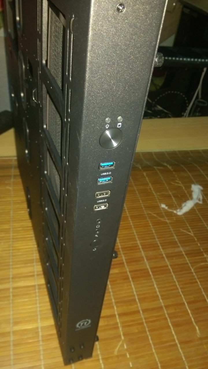 開箱 曜越 core p5 壁掛式