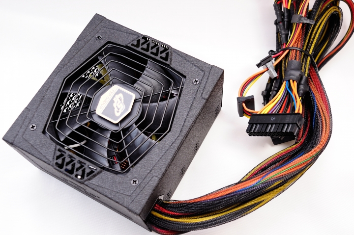 售價更加近人,全漢 AURUM V 金鈦極 V 550W 電源供應器開箱測試