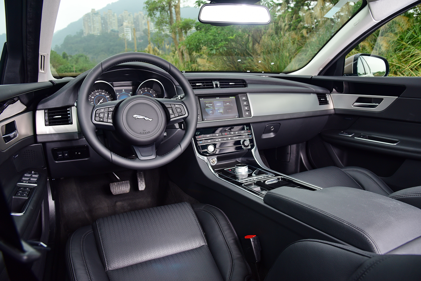 動與靜的全面進化 Jaguar XF Prestige 35t