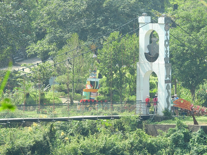 回到原始歲月,山地門的原住民村落,並期待12月26日山川琉璃吊橋免費開放3個月。