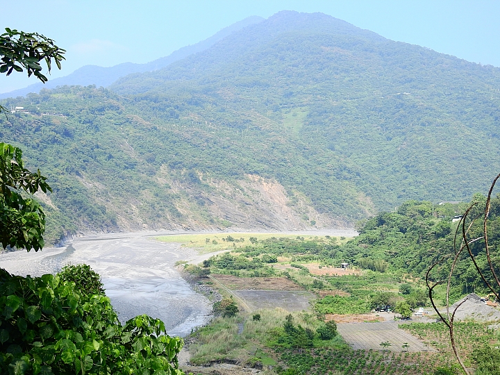 回到原始歲月,山地門的原住民村落,並期待12月26日山川琉璃吊橋免費開放3個月。