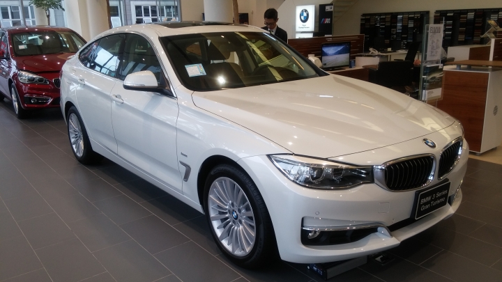 2016年式f31 320i touring會標配雙前座電動椅嗎?或新增配備?