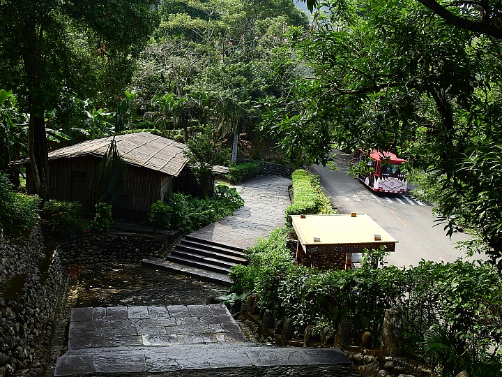 回到原始歲月,山地門的原住民村落,並期待12月26日山川琉璃吊橋免費開放3個月。