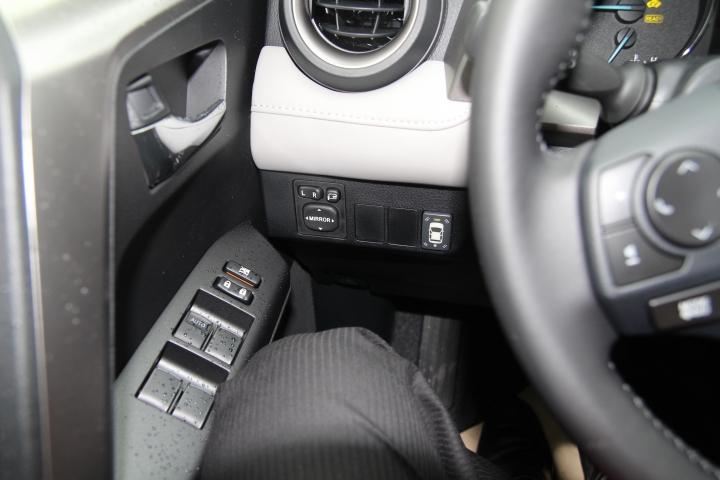 終於看到我訂的車RAV4旗艦4WD油電款(1/14更新)