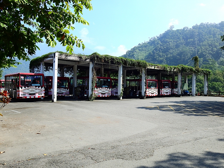 回到原始歲月,山地門的原住民村落,並期待12月26日山川琉璃吊橋免費開放3個月。