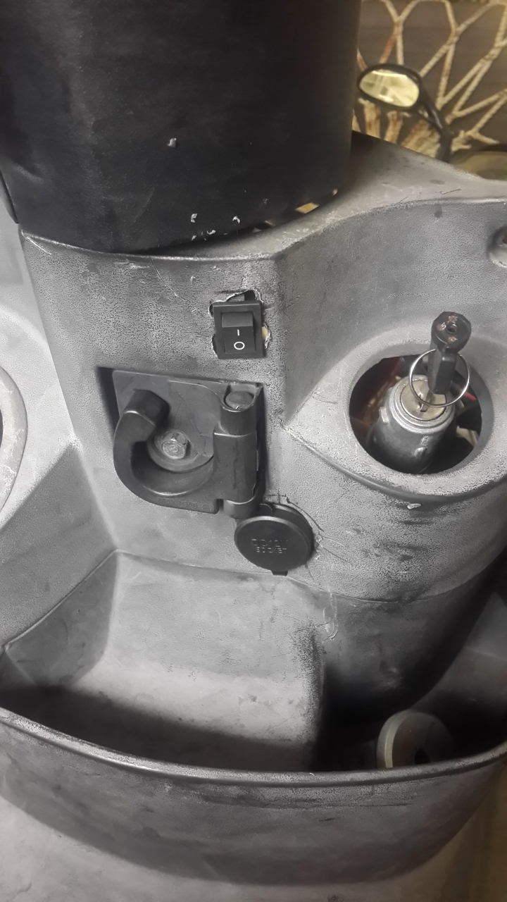 機車加裝點菸器及車廂燈分享