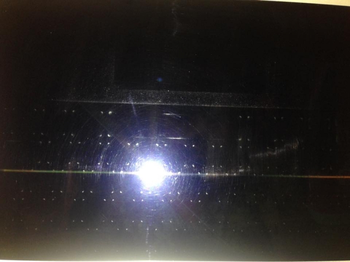 MacBook Air 螢幕上有鍵盤痕跡 (刮傷)