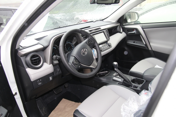 終於看到我訂的車RAV4旗艦4WD油電款(1/14更新)