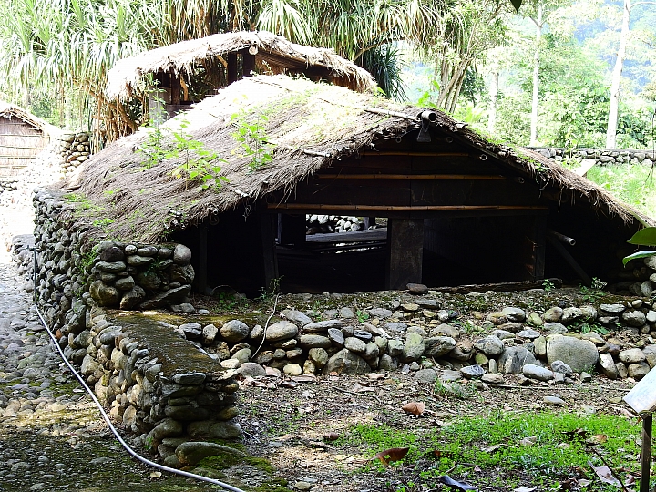 回到原始歲月,山地門的原住民村落,並期待12月26日山川琉璃吊橋免費開放3個月。