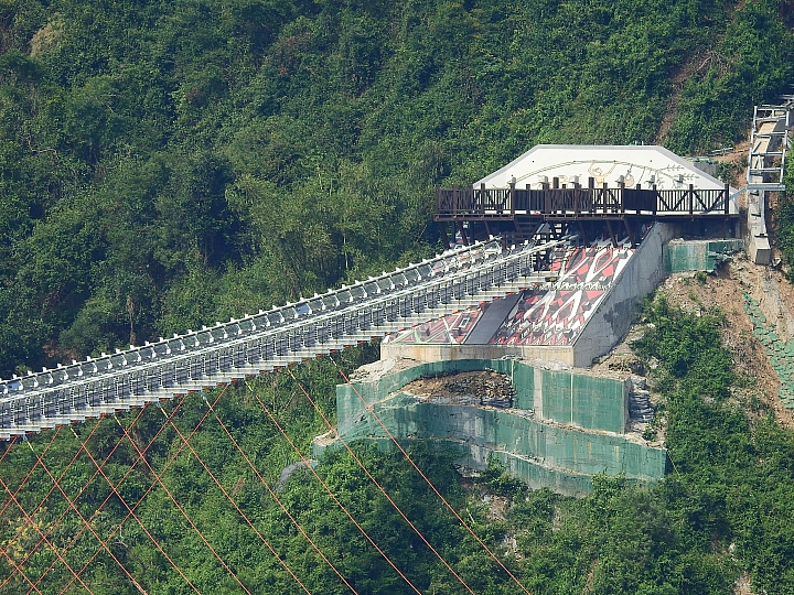 回到原始歲月,山地門的原住民村落,並期待12月26日山川琉璃吊橋免費開放3個月。
