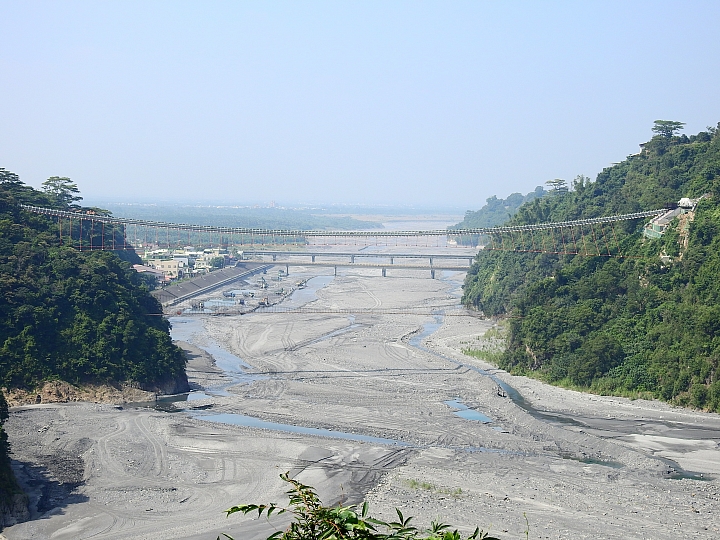 回到原始歲月,山地門的原住民村落,並期待12月26日山川琉璃吊橋免費開放3個月。