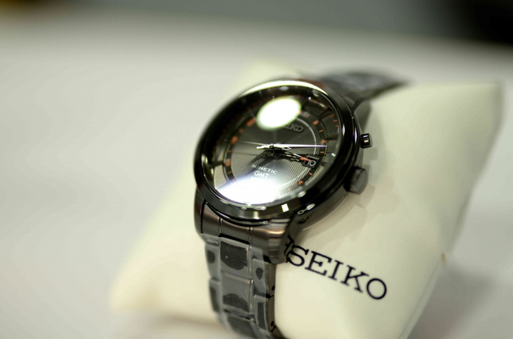 買一支 SEIKO 人動電能 黑面黑針 黑魯魯