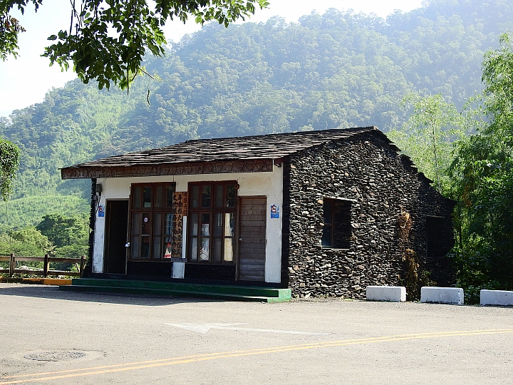 回到原始歲月,山地門的原住民村落,並期待12月26日山川琉璃吊橋免費開放3個月。