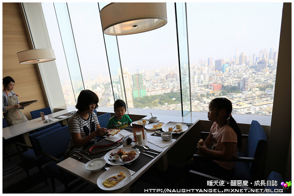 【高雄住宿】低調雅痞、閃亮亮卻有港都味的「COZZI Loves Barbie主題飯店」