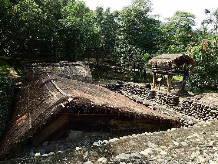 回到原始歲月,山地門的原住民村落,並期待12月26日山川琉璃吊橋免費開放3個月。