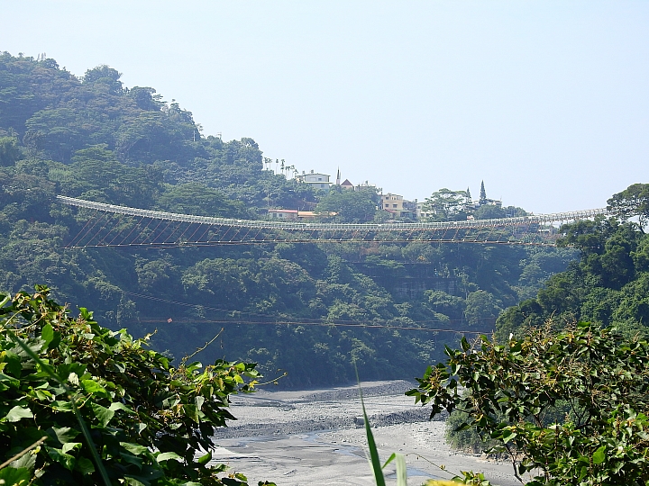 回到原始歲月,山地門的原住民村落,並期待12月26日山川琉璃吊橋免費開放3個月。