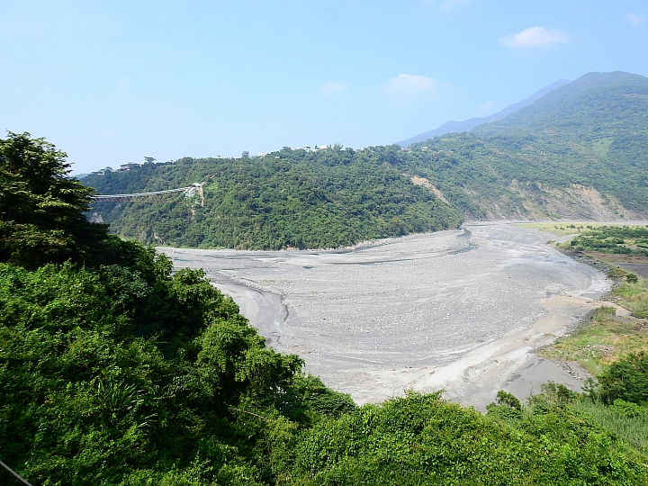 回到原始歲月,山地門的原住民村落,並期待12月26日山川琉璃吊橋免費開放3個月。