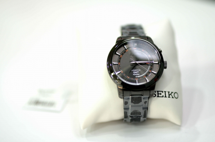買一支 SEIKO 人動電能 黑面黑針 黑魯魯