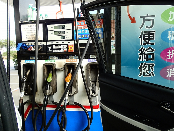 Luxgen MPV加了首次的1字頭油價,拜訪里港紙磚屋。
