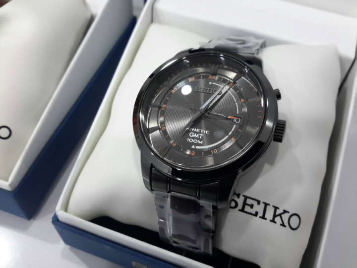 買一支 SEIKO 人動電能 黑面黑針 黑魯魯