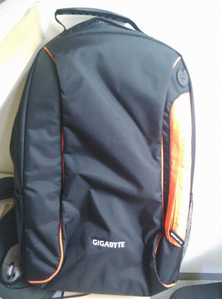 GIGABYTE P15F V3 簡易開箱 (資訊月相關活動)