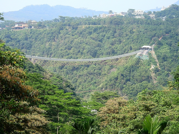 回到原始歲月,山地門的原住民村落,並期待12月26日山川琉璃吊橋免費開放3個月。