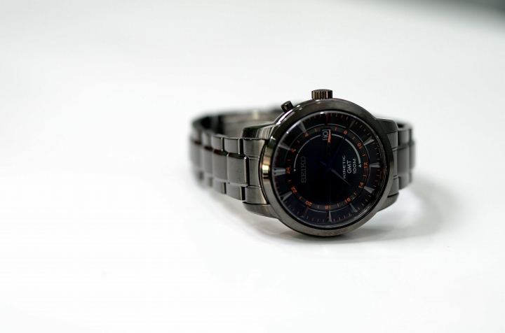 買一支 SEIKO 人動電能 黑面黑針 黑魯魯