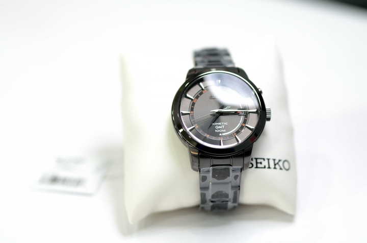 買一支 SEIKO 人動電能 黑面黑針 黑魯魯