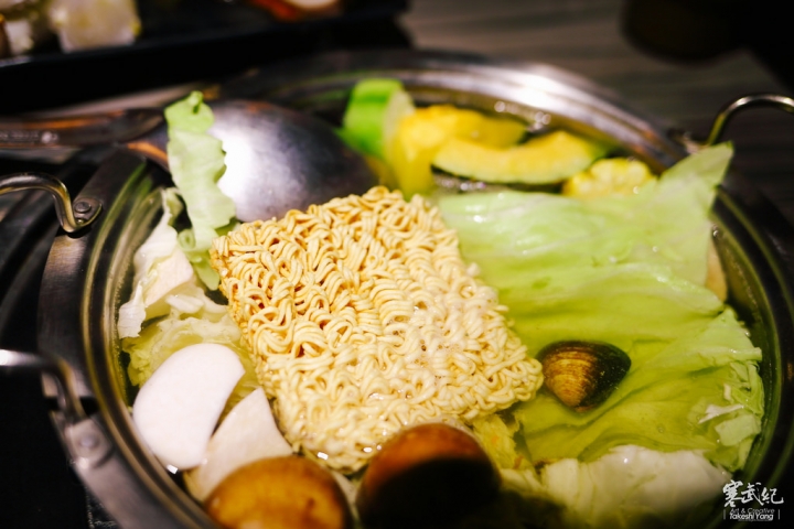 【中肯‧食記】好客-音樂燒烤‧市府店|現場Live演唱‧秋蟹再加碼!生蠔霸王蝦碳烤燒肉吃到飽!
