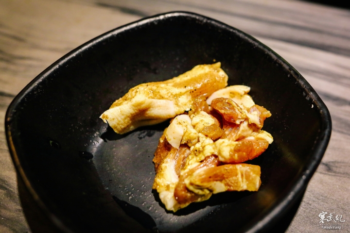 【中肯‧食記】好客-音樂燒烤‧市府店|現場Live演唱‧秋蟹再加碼!生蠔霸王蝦碳烤燒肉吃到飽!