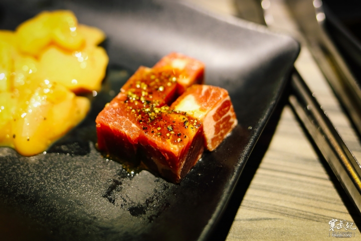 【中肯‧食記】好客-音樂燒烤‧市府店|現場Live演唱‧秋蟹再加碼!生蠔霸王蝦碳烤燒肉吃到飽!