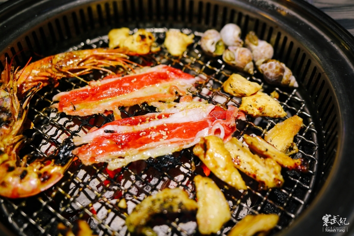 【中肯‧食記】好客-音樂燒烤‧市府店|現場Live演唱‧秋蟹再加碼!生蠔霸王蝦碳烤燒肉吃到飽!