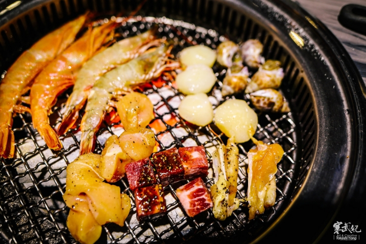 【中肯‧食記】好客-音樂燒烤‧市府店|現場Live演唱‧秋蟹再加碼!生蠔霸王蝦碳烤燒肉吃到飽!