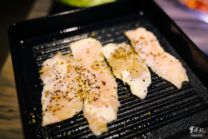 【中肯‧食記】好客-音樂燒烤‧市府店|現場Live演唱‧秋蟹再加碼!生蠔霸王蝦碳烤燒肉吃到飽!