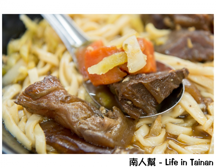 【台南市北區-美食】在地飄香好味道~~鴻源金好吃牛肉麵(原上好吃)
