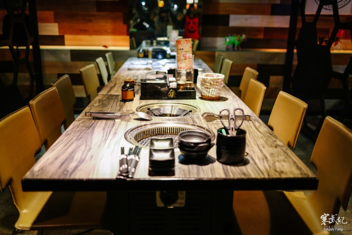 【中肯‧食記】好客-音樂燒烤‧市府店|現場Live演唱‧秋蟹再加碼!生蠔霸王蝦碳烤燒肉吃到飽!