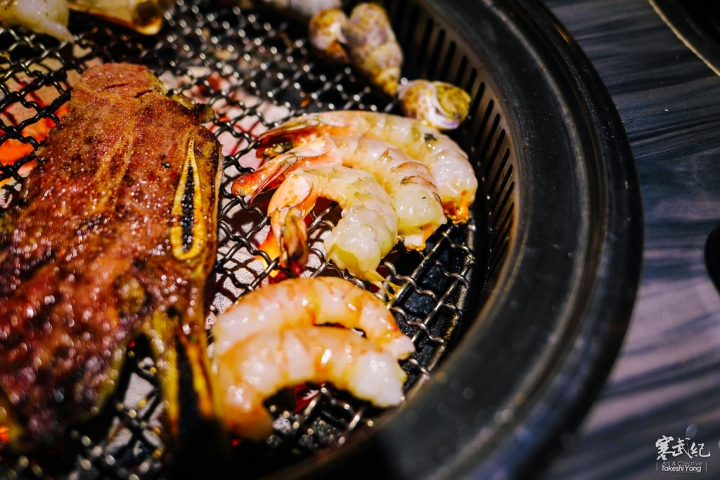 【中肯‧食記】好客-音樂燒烤‧市府店|現場Live演唱‧秋蟹再加碼!生蠔霸王蝦碳烤燒肉吃到飽!